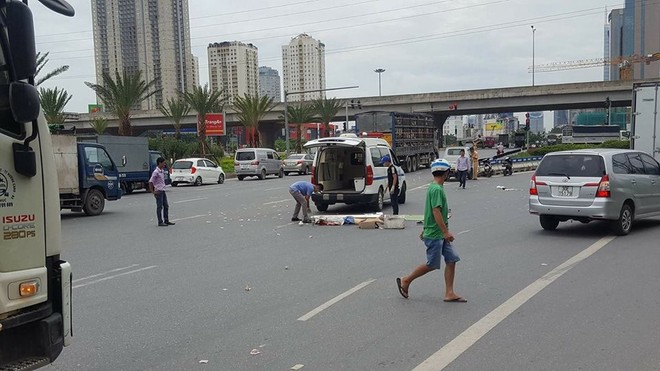 Hà Nội: Va chạm với xe bồn, cô gái trẻ chết thương tâm trên đại lộ Thăng Long - Ảnh 1.
