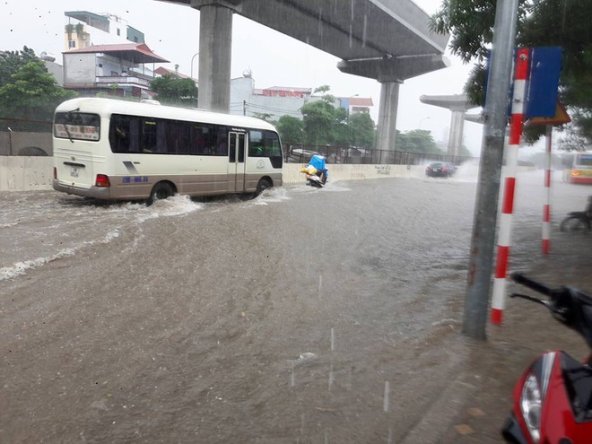 Hà Nội: Nơi mưa ngập trắng băng, dân thi nhau bắt cá, nơi chỉ đủ ướt đường - Ảnh 3.