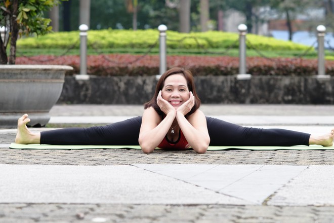 Đẹp và khỏe hơn nhờ tập yoga, người phụ nữ này thường xuyên được khen “như hai chị em” khi đi cùng con gái - Ảnh 1.