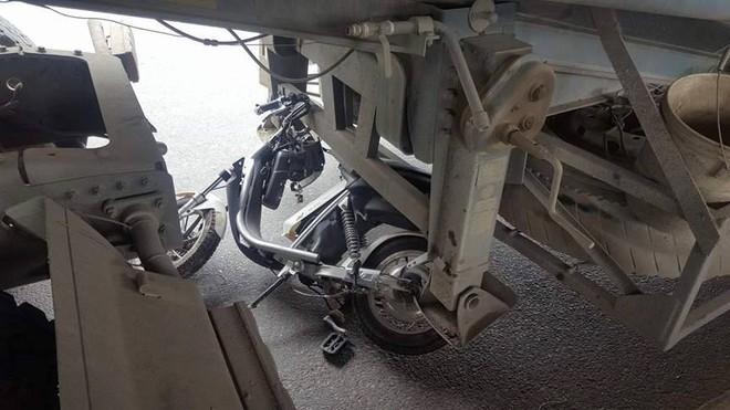 Hà Nội: Va chạm với xe bồn, cô gái trẻ chết thương tâm trên đại lộ Thăng Long - Ảnh 2.