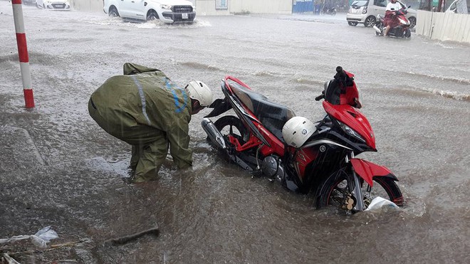 Hà Nội: Nơi mưa ngập trắng băng, dân thi nhau bắt cá, nơi chỉ đủ ướt đường - Ảnh 4.