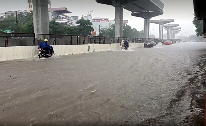 Hà Nội: Nơi mưa ngập trắng băng, dân thi nhau bắt cá, nơi chỉ đủ ướt đường - Ảnh 5.