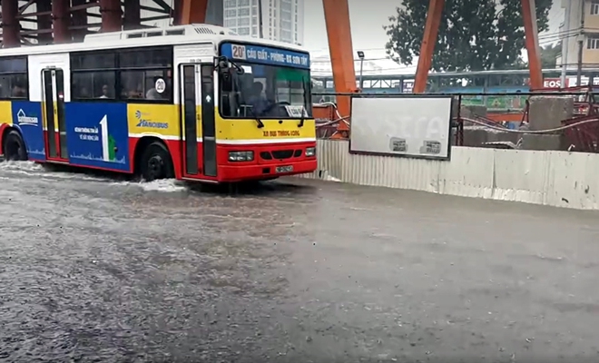 Hà Nội: Nơi mưa ngập trắng băng, dân thi nhau bắt cá, nơi chỉ đủ ướt đường - Ảnh 7.