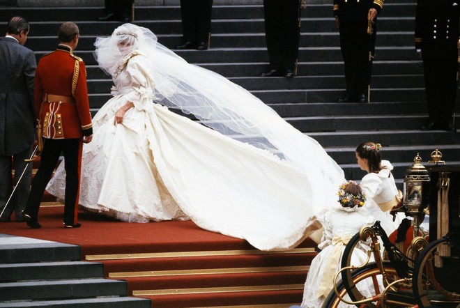 20 khoảnh khắc khiến người ta tin rằng công nương Diana thực sự là một biểu tượng thời trang chân chính - Ảnh 1.