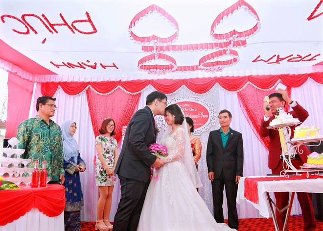 Chủ nhân tiệc cưới dát vàng sang trọng của cô dâu Việt lấy chồng ở Singapore là ai? - Ảnh 6.