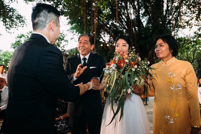 Cặp đôi Việt kiều đem nơm cá, quang gánh, xích lô kiểu xin một vé đi tuổi thơ vào tiệc cưới sang chảnh - Ảnh 5.