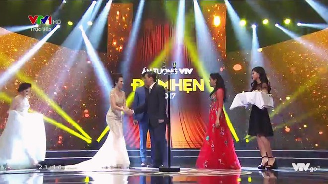 Đan Lê chia sẻ xúc động về khoảnh khắc luống cuống của bố chồng trên sân khấu VTV Awards - Ảnh 1.