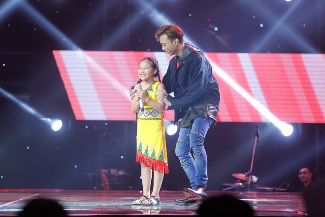 The Voice Kids: Vũ Cát Tường đảo ngược tình thế, giành được hoàng tử dân ca - Ảnh 16.