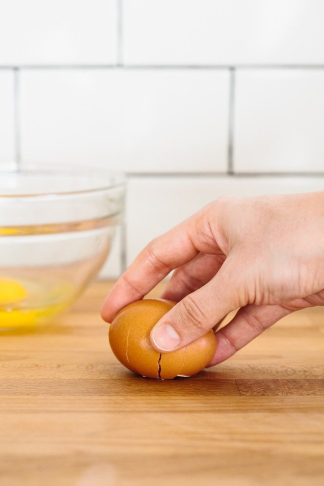 Famous chefs don't crack eggs into a bowl like you do - Photo 2.