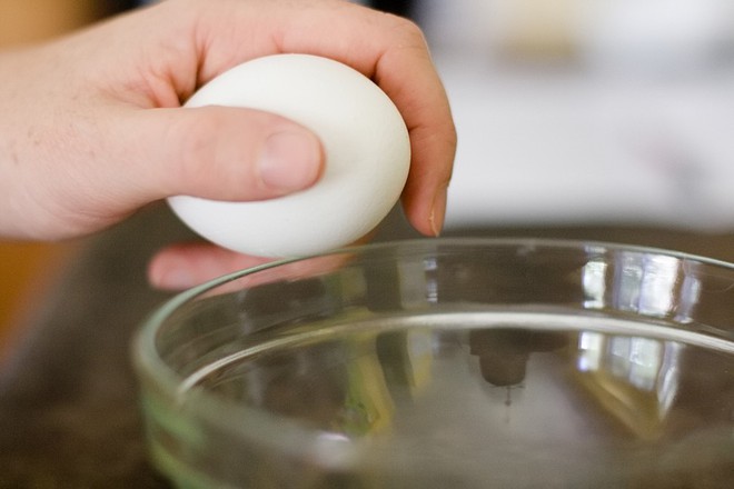 Famous chefs don't crack eggs into a bowl like you do - Photo 1.