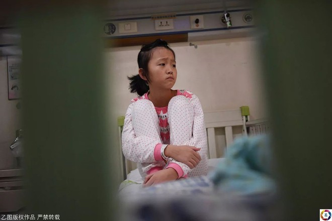“Con không muốn trở thành gánh nặng của bố mẹ, không có con thì vẫn còn anh và em mà, bé gái 14 tuổi muốn từ bỏ trị bệnh vì gia đình quá nghèo - Ảnh 2. “Con không muốn trở thành gánh nặng của bố mẹ, không có con thì vẫn còn anh và em mà, bé gái 14 tuổi muốn từ bỏ trị bệnh vì gia đình quá nghèo - Ảnh 2.