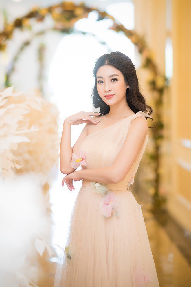 Hoa hậu Mỹ Linh đẹp mong manh như nàng Lọ Lem dù trời Hà Nội lạnh cắt da - Ảnh 2.