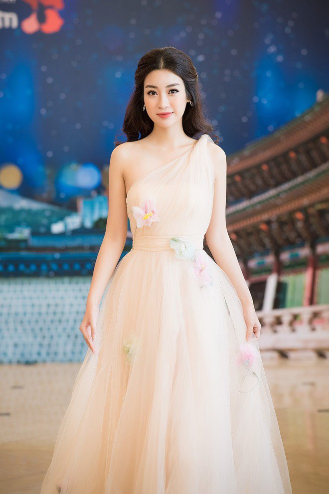 Hoa hậu Mỹ Linh đẹp mong manh như nàng Lọ Lem dù trời Hà Nội lạnh cắt da - Ảnh 5.