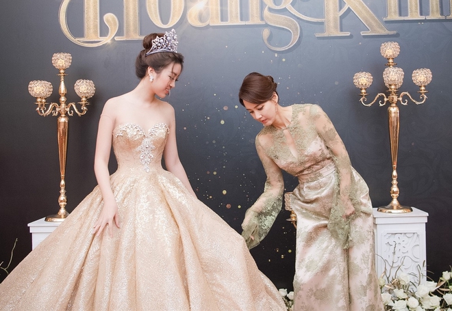Mặc váy xòe quá to, Đỗ Mỹ Linh được cựu Hoa hậu Hàn giúp chỉnh trang khi chụp ảnh - Ảnh 1.