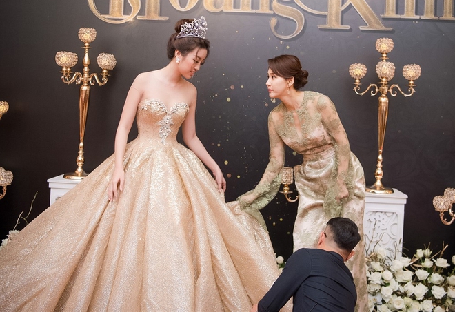 Mặc váy xòe quá to, Đỗ Mỹ Linh được cựu Hoa hậu Hàn giúp chỉnh trang khi chụp ảnh - Ảnh 2.