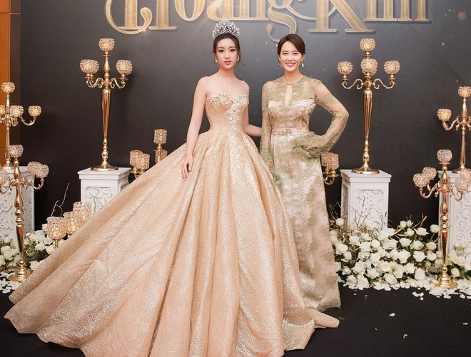 Mặc váy xòe quá to, Đỗ Mỹ Linh được cựu Hoa hậu Hàn giúp chỉnh trang khi chụp ảnh - Ảnh 3.