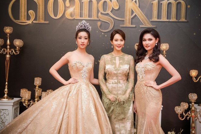 Mặc váy xòe quá to, Đỗ Mỹ Linh được cựu Hoa hậu Hàn giúp chỉnh trang khi chụp ảnh - Ảnh 4.