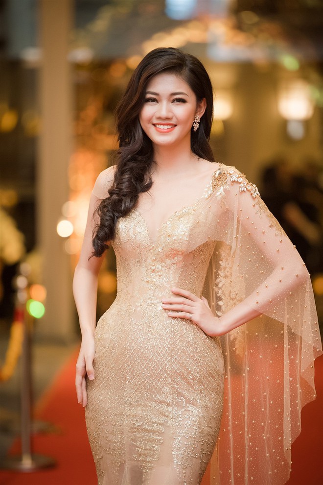 Mặc váy xòe quá to, Đỗ Mỹ Linh được cựu Hoa hậu Hàn giúp chỉnh trang khi chụp ảnh - Ảnh 13.