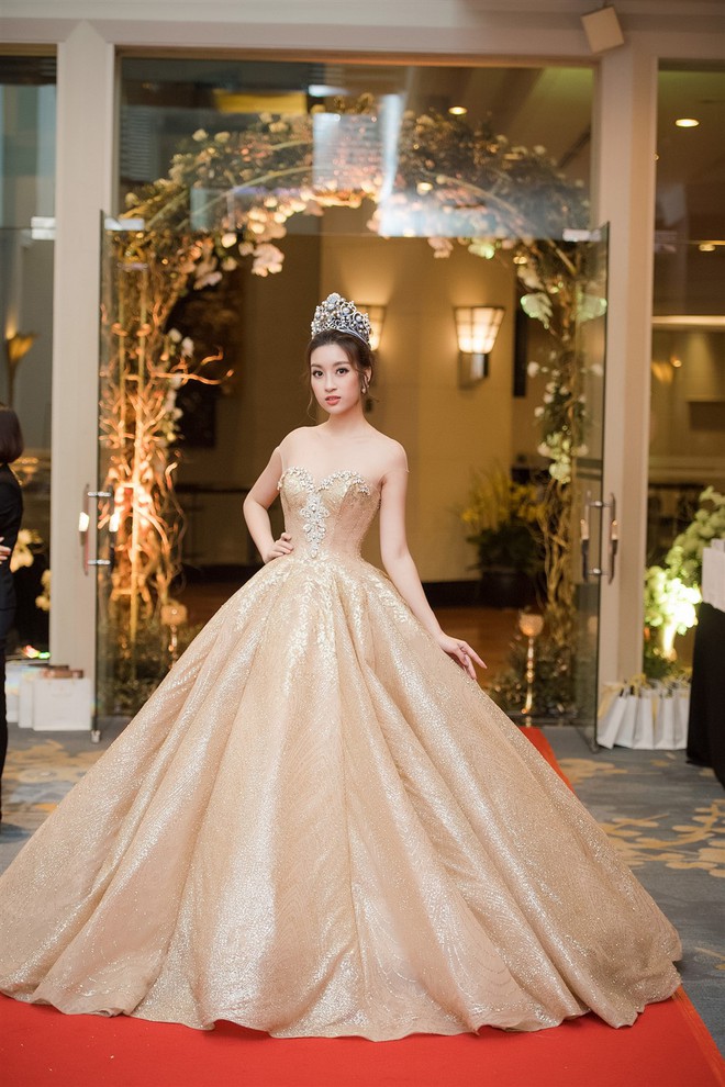 Mặc váy xòe quá to, Đỗ Mỹ Linh được cựu Hoa hậu Hàn giúp chỉnh trang khi chụp ảnh - Ảnh 11.