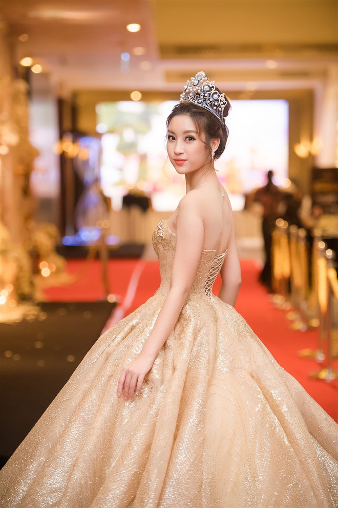 Mặc váy xòe quá to, Đỗ Mỹ Linh được cựu Hoa hậu Hàn giúp chỉnh trang khi chụp ảnh - Ảnh 10.