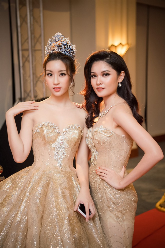 Mặc váy xòe quá to, Đỗ Mỹ Linh được cựu Hoa hậu Hàn giúp chỉnh trang khi chụp ảnh - Ảnh 9.