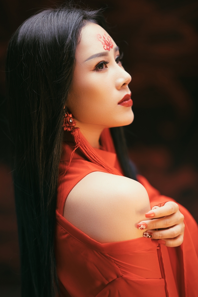 Vợ xinh như hotgirl của ca sĩ Việt Hoàn đẹp ma mị, hoang hoải trong tạo hình mới - Ảnh 2.
