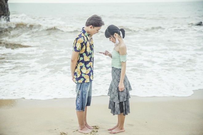 Hoàng Yến Chibi ngọt ngào ôm hôn trai đẹp giữa bãi biển - Ảnh 6.