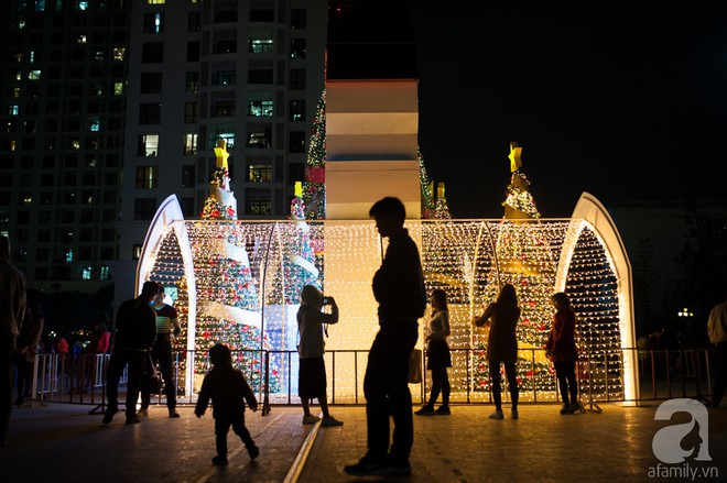 Ngắm các thiên thần nhí nghịch tuyết rơi, đón Noel sớm cùng bố mẹ trong ngày Hà Nội lạnh tái tê - Ảnh 11.