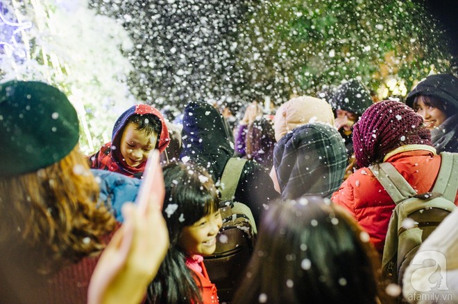 Ngắm các thiên thần nhí nghịch tuyết rơi, đón Noel sớm cùng bố mẹ trong ngày Hà Nội lạnh tái tê - Ảnh 35.