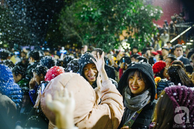 Ngắm các thiên thần nhí nghịch tuyết rơi, đón Noel sớm cùng bố mẹ trong ngày Hà Nội lạnh tái tê - Ảnh 34.