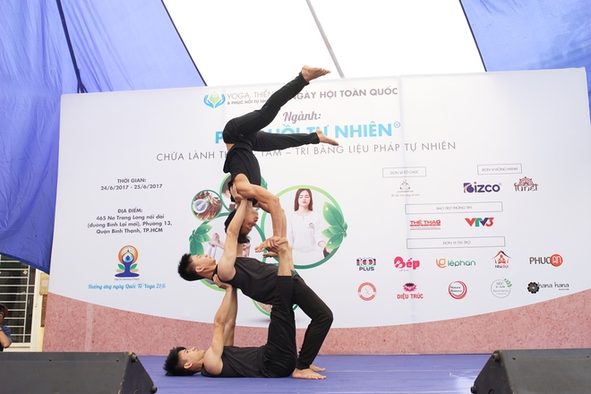 TP.HCM: Không thua kém chị em, cánh mày râu cũng đua nhau trổ tài trong ngày hội Yoga toàn quốc - Ảnh 2.