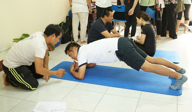 TP.HCM: Không thua kém chị em, cánh mày râu cũng đua nhau trổ tài trong ngày hội Yoga toàn quốc - Ảnh 6.