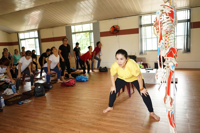 TP.HCM: Không thua kém chị em, cánh mày râu cũng đua nhau trổ tài trong ngày hội Yoga toàn quốc - Ảnh 3.