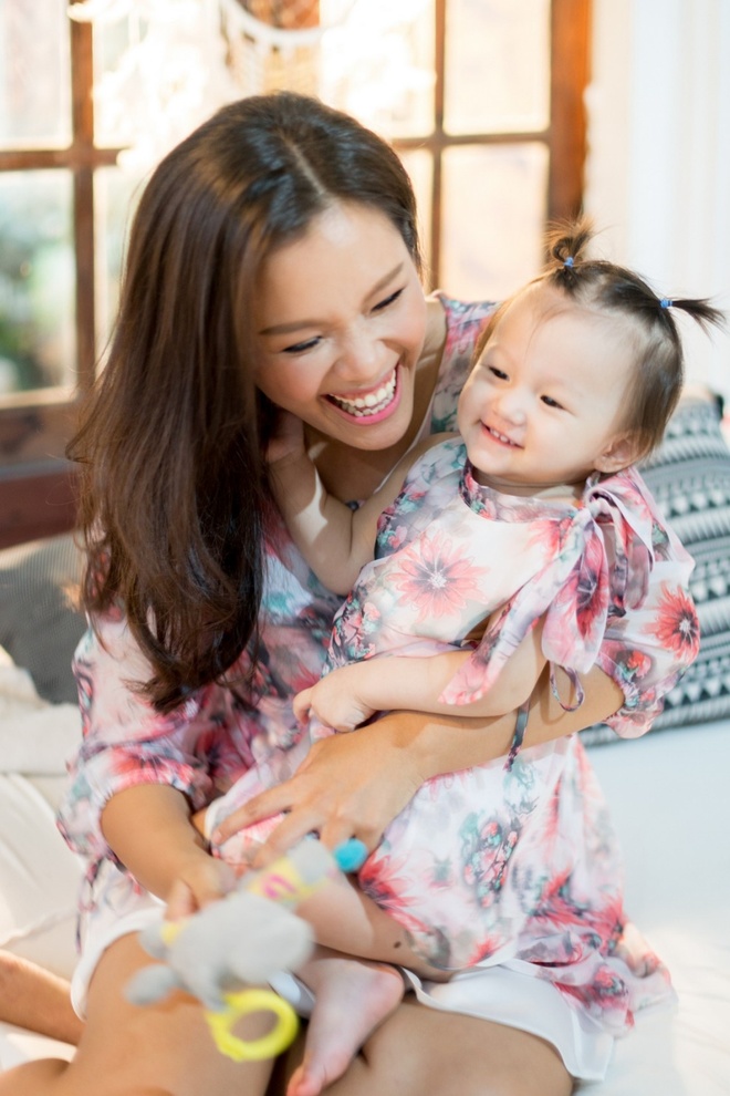 Phương Vy tươi tắn diện trang phục đôi cùng con gái - Ảnh 1. Phương Vy tươi tắn diện trang phục đôi cùng con gái - Ảnh 1.