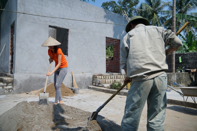 Phạm Hương áo phông giản dị, tình cảm ôm hôn các em nhỏ - Ảnh 2.