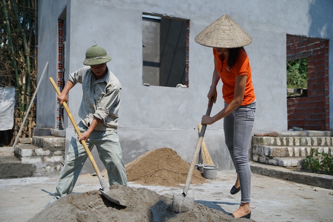 Phạm Hương áo phông giản dị, tình cảm ôm hôn các em nhỏ - Ảnh 1.