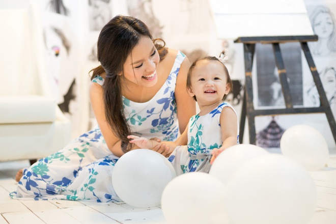 Phương Vy tươi tắn diện trang phục đôi cùng con gái - Ảnh 6. Phương Vy tươi tắn diện trang phục đôi cùng con gái - Ảnh 6.