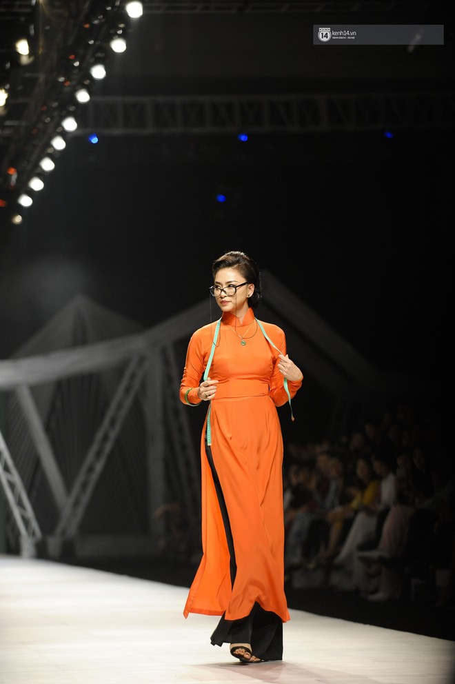 Thì ra, đây là 6 tuyệt chiêu giúp Ngô Thanh Vân trở thành tâm điểm sáng nhất Vietnam International Fashion Week - Ảnh 5.