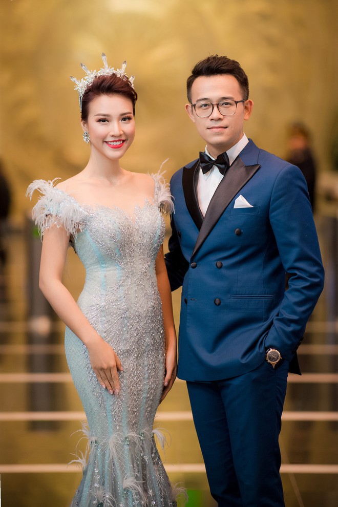 Á hậu Hoàng Oanh cười tít mắt khi đội vương miện lộng lẫy trên đầu - Ảnh 5. Á hậu Hoàng Oanh cười tít mắt khi đội vương miện lộng lẫy trên đầu - Ảnh 5.