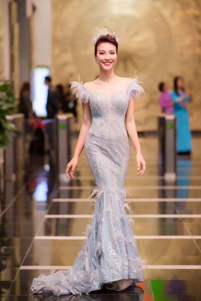 Á hậu Hoàng Oanh cười tít mắt khi đội vương miện lộng lẫy trên đầu - Ảnh 1. Á hậu Hoàng Oanh cười tít mắt khi đội vương miện lộng lẫy trên đầu - Ảnh 1.