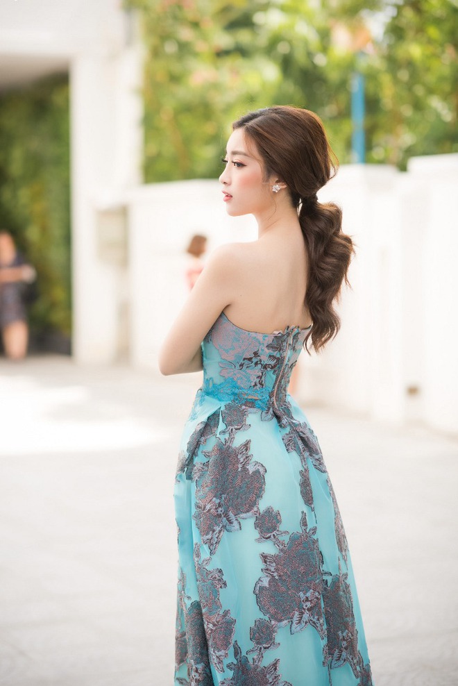 Hoa hậu Đỗ Mỹ Linh khoe vai trần nuột nà trước khi lên đường thi Miss World - Ảnh 2.