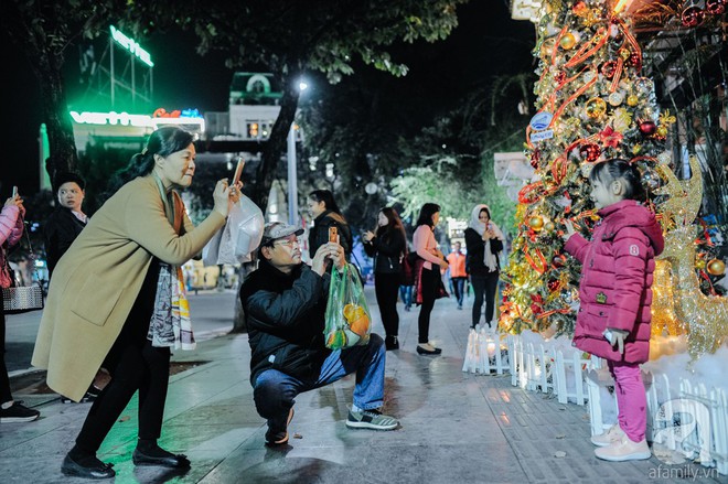 Ngắm các thiên thần nhí nghịch tuyết rơi, đón Noel sớm cùng bố mẹ trong ngày Hà Nội lạnh tái tê - Ảnh 24.