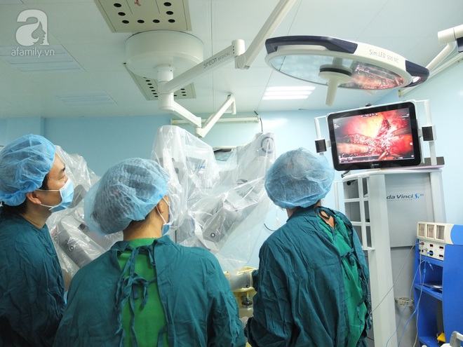 Lần đầu tiên tại Việt Nam, một bệnh nhân ung thư gan được phẫu thuật bằng robot - Ảnh 1.