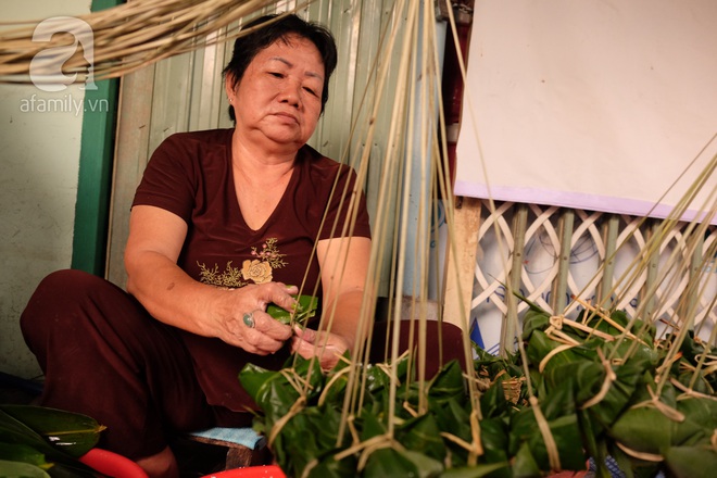 Xóm làm bánh ú tro nức tiếng Sài Gòn gói cả ngày, nấu cả đêm dịp Tết Đoan Ngọ - Ảnh 3. Xóm làm bánh ú tro nức tiếng Sài Gòn gói cả ngày, nấu cả đêm dịp Tết Đoan Ngọ - Ảnh 3.