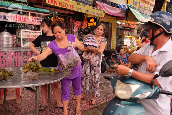 Xóm làm bánh ú tro nức tiếng Sài Gòn gói cả ngày, nấu cả đêm dịp Tết Đoan Ngọ - Ảnh 9.