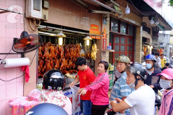Tết Đoan Ngọ, tiệm vịt quay Sài Gòn bán hơn 2.000 con/ ngày, thu tiền “khủng” - Ảnh 6.