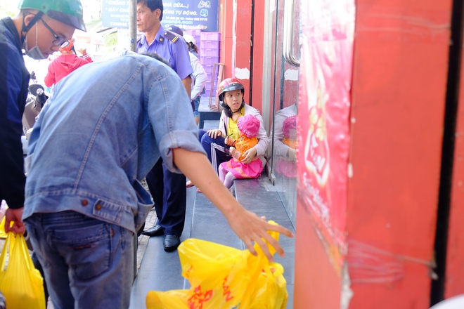 Nhiều chị em Sài Gòn chen chúc từ sáng sớm, hùn tiền mua thịt heo giảm giá “sốc” - Ảnh 10.