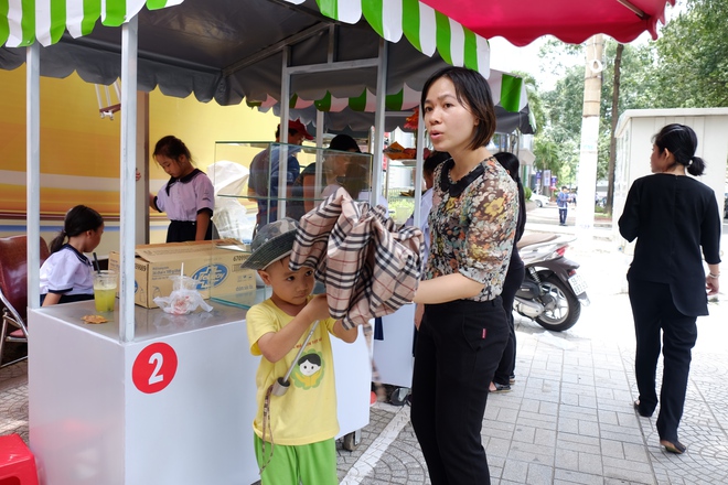 Phố hàng rong đầu tiên ở Sài Gòn khai trương, dân văn phòng rủ nhau xếp hàng mua đồ ăn trưa - Ảnh 6.