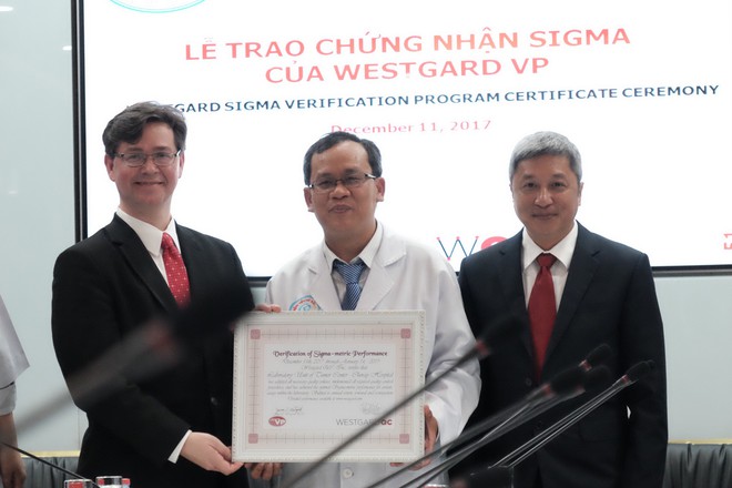Bệnh viện công lập đầu tiên tại Việt Nam đạt chứng chỉ xét nghiệm đẳng cấp quốc tế - Ảnh 1.