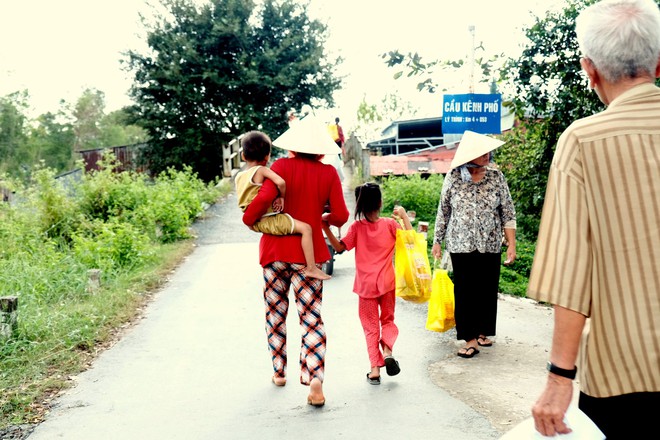 Cậu bé nghèo bị dị tật vùng kín được đặc cách khám và phát thuốc miễn phí - Ảnh 10.